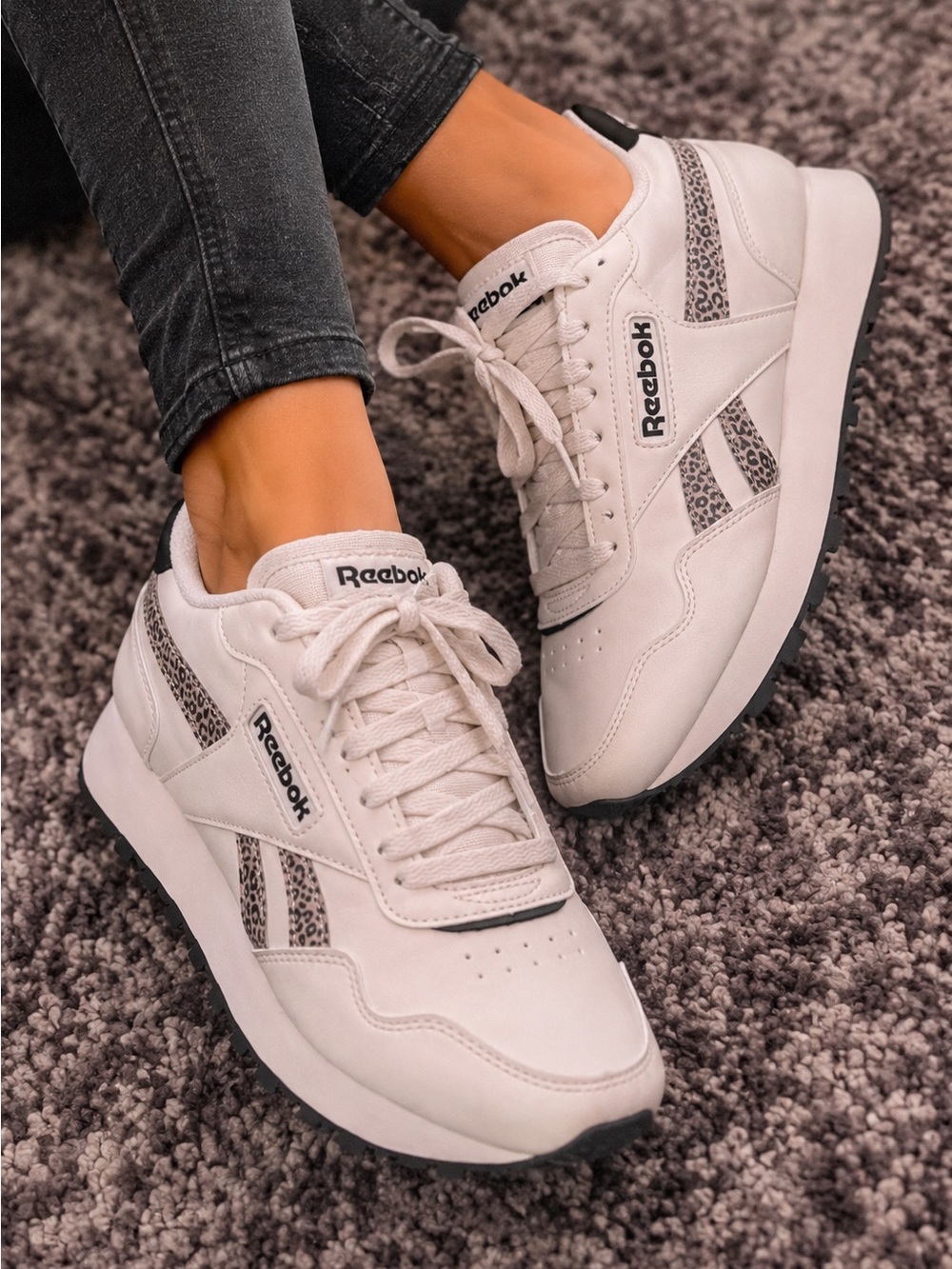 🌙✨Reebok Women's White Sneakers with Grey Leopard Accents